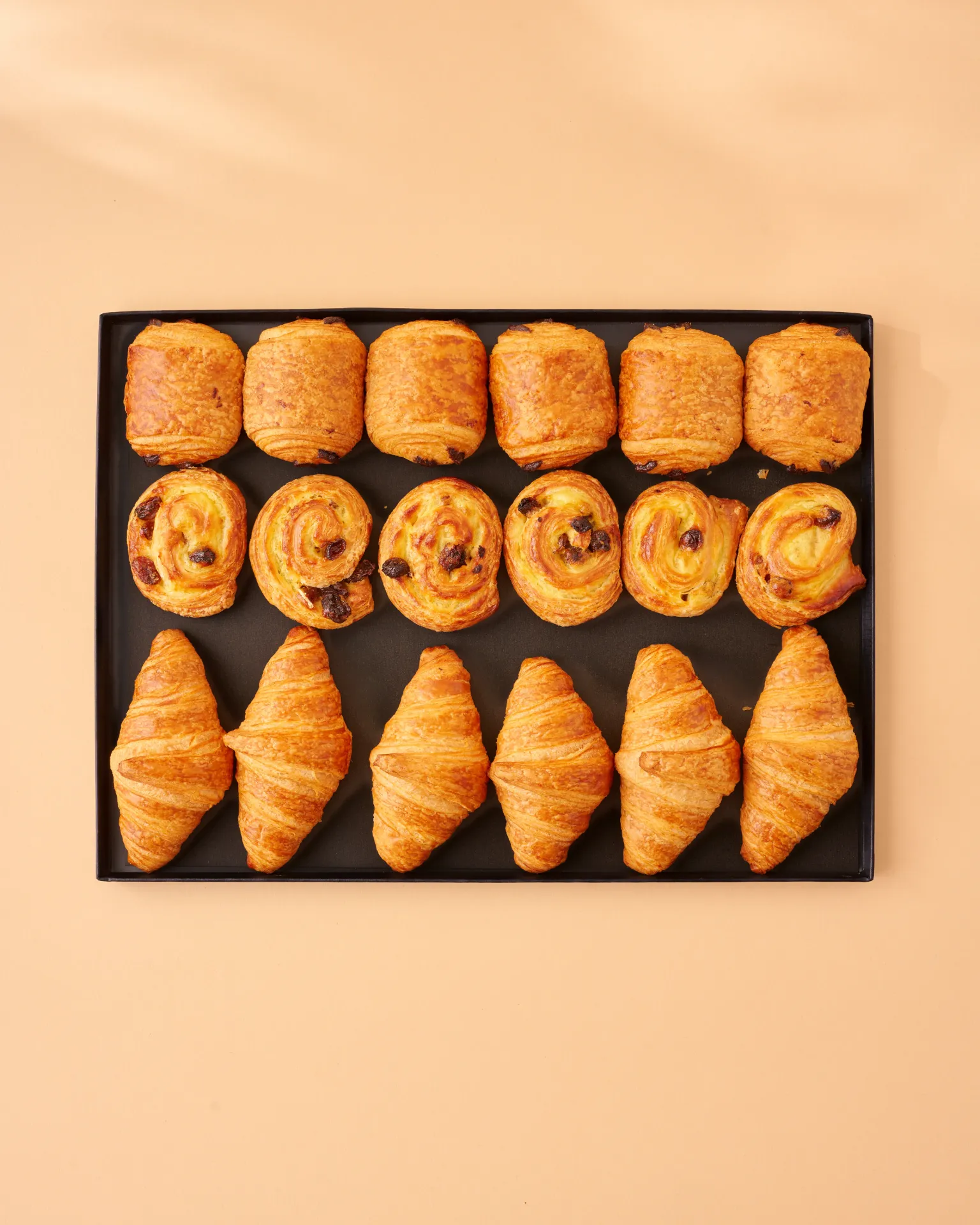 Assortiment 18 viennoiseries 6 Mini croissant 6 Mini pain au chocolat 6 Mini pain au raisins