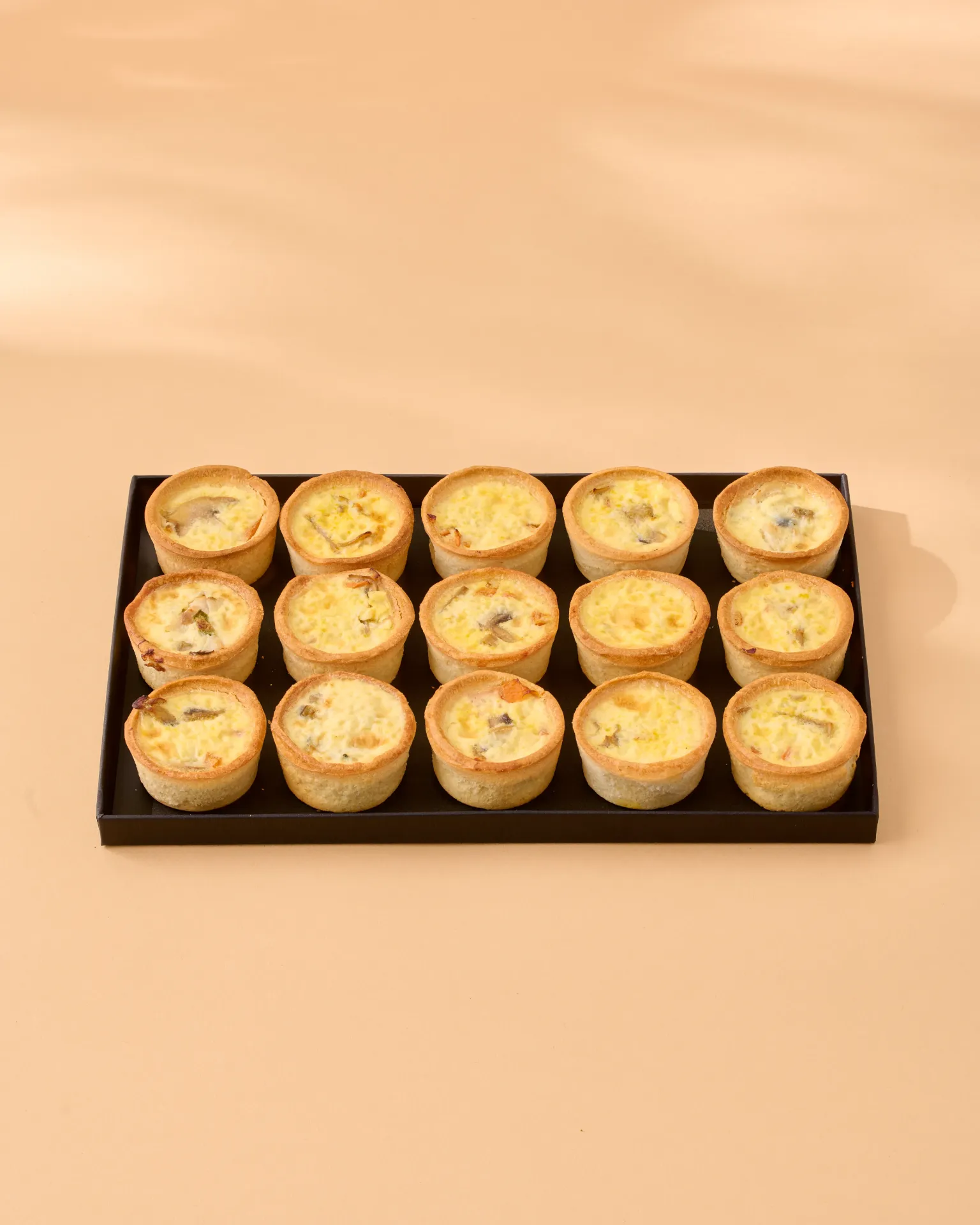 L'assortiment de finger food - les mini quiches végétarienne 15pièces